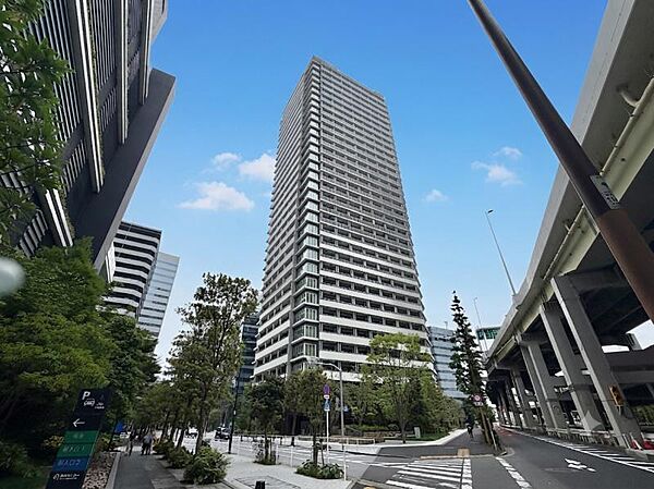 【外観】都心にそびえる洗練のタワー。街の景色を一望できる、圧倒的な開放感があります。
