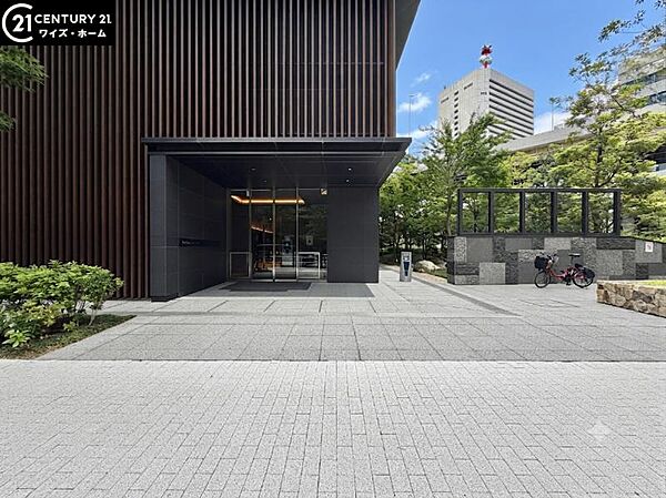 【外観】豊かな植栽に包まれたエントランスアプローチ。緑が導く我が家への道。