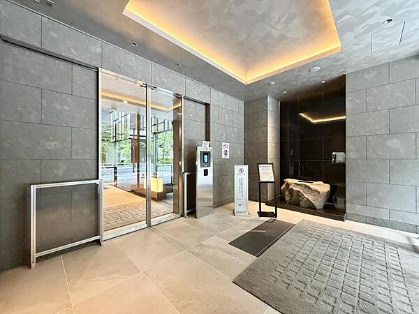 【エントランス】しっかりと管理が行き届き開放感があり明るいマンションの顔