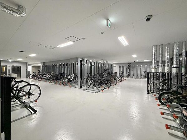 【駐輪場】建物内に整理された駐輪場があり、愛車の保管に便利。