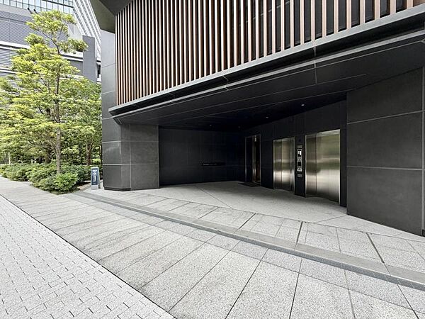 【エントランス】細部まで磨き上げられた意匠。管理体制の良さが一目で伝わる。