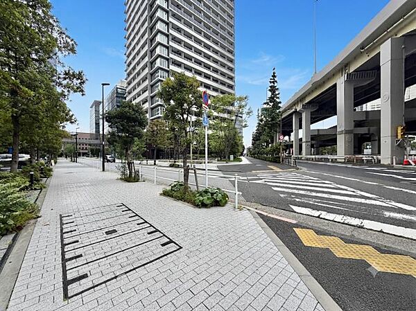 【周辺】整備された広い歩道。
