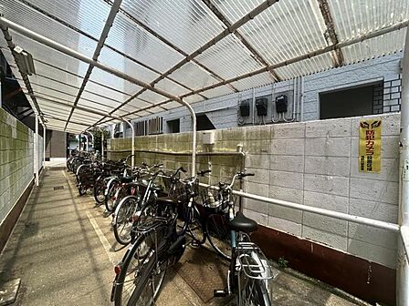 【駐輪場】敷地内に整理された駐輪場があり、愛車の保管に便利。