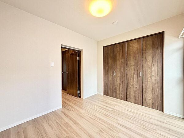【洋室：4.5帖】過ぎ行く時間をゆったりと感じることができる落ち着いたお部屋