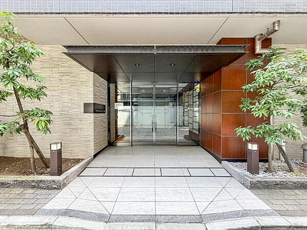 【エントランス】　しっかりと管理が行き届き開放感があり明るいマンションの顔