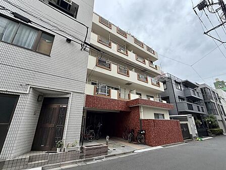 【外観】周囲の街並みと調和する落ち着いた色調。上質な日常を予感させる。