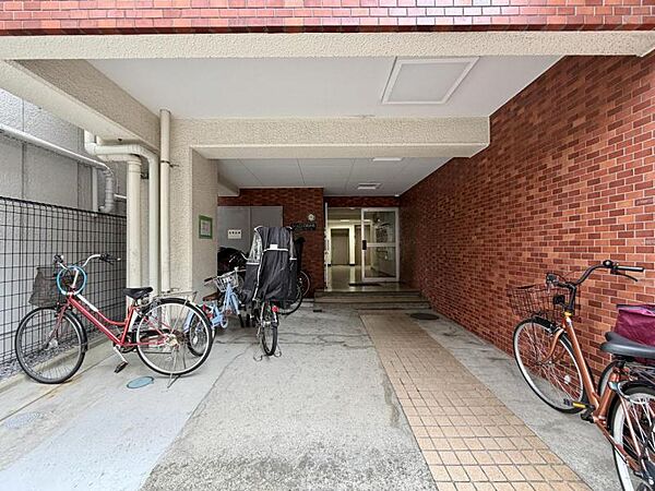 【エントランス】共用部。清潔に管理されています。