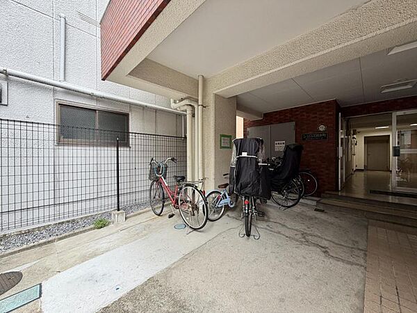 【エントランス】落ち着いた雰囲気が広がる空間です。