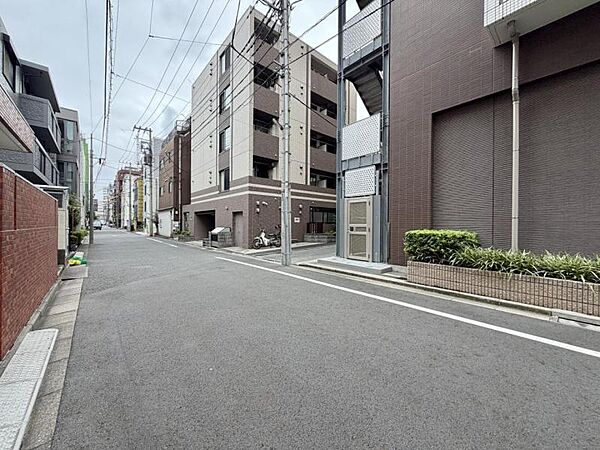 【エントランス】小さなお子様連れやベビーカーでの移動も安心な、平坦で整然とした街並み。