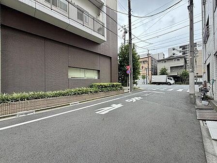 【エントランス】大通りの賑わいから離れ、落ち着いた時が流れる住環境