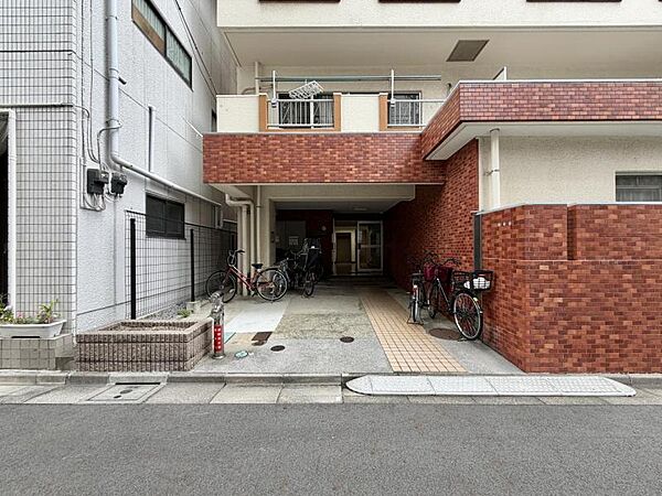 【エントランス】住まいへと続く落ち着いた導入空間。