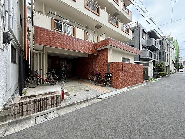 【エントランス】ゆとりあるフラットアプローチ。日々の歩みも優雅に迎えるエントランス。