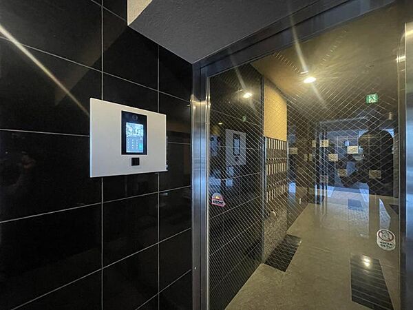 【オートロック】マンションならではのセキュリティと防犯性能。