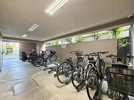 【駐輪場】建物内に整理された駐輪場があり、愛車の保管に便利。