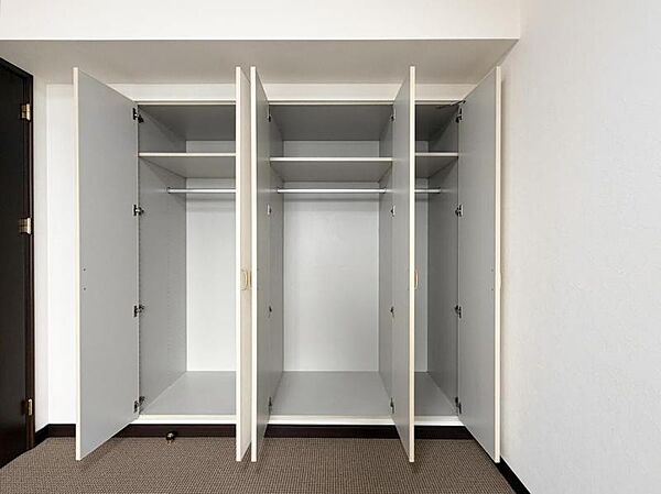 【収納】室内を有効的にお使いいただける全居室収納付き。洋服や雑貨など無駄なく収納いただけます。