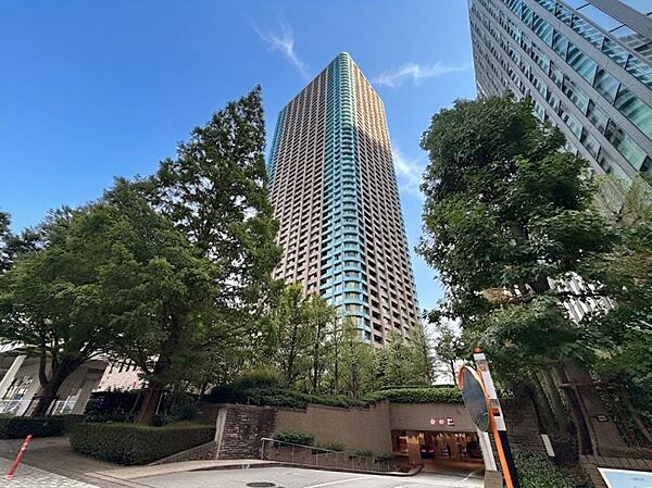 【外観】空へと伸びるシャープなライン。洗練された都市生活の象徴。