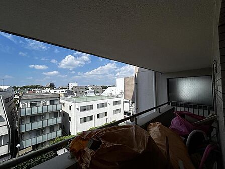 【バルコニー】心地の良い風をお部屋に取り込んでくれ、日々の生活がより豊かになります。