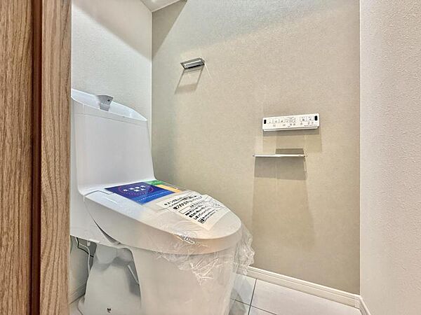 【トイレ】白を基調とした清潔感あふれる空間となっております。