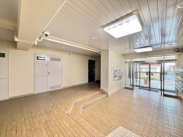 【エントランス】建物の顔となる上品なエントランス。