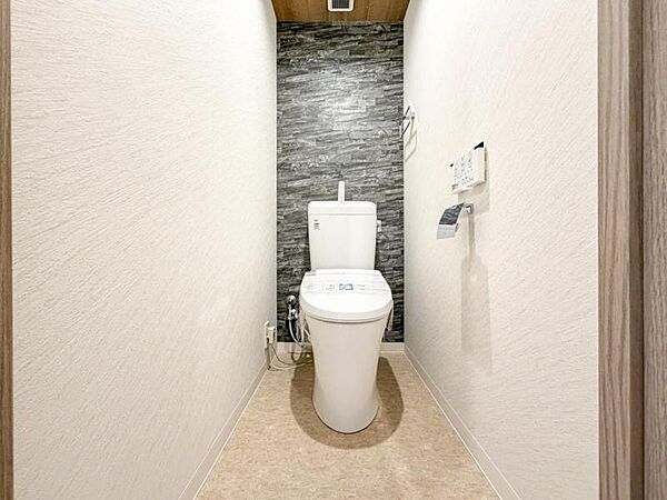 【トイレ】　小さなお子さまも使うトイレだからこそ、掃除のしやすさは大切。床材や壁の素材にも配慮され、日々のメンテナンスがぐっとラクになります。