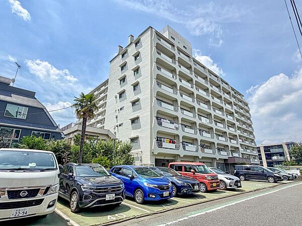 【外観】　周囲の街並みと調和する落ち着いた色調。上質な日常を予感させる。