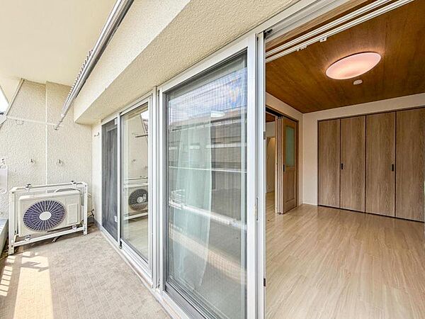 【バルコニー】　日当たりと風通しの良いバルコニー。心地よい風と眺望が癒しを与えてくれる時間。