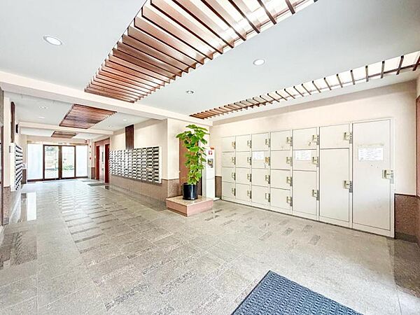 【エントランス】　しっかりと管理が行き届き開放感があり明るいマンションの顔