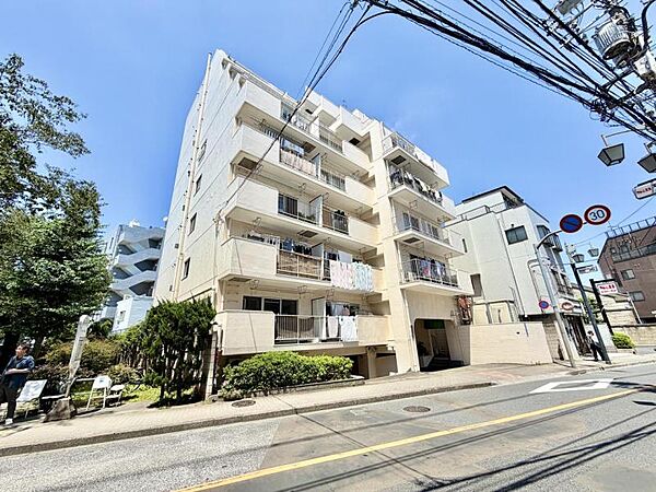 【外観住宅街に映える、端正なマンション。暮らしの舞台にふさわしい、落ち着きと品格を備えています。