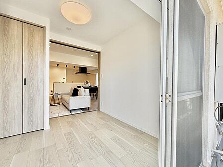 【バルコニー】日当たりと風通しの良いバルコニー。心地よい風と眺望が癒しを与えてくれる時間。