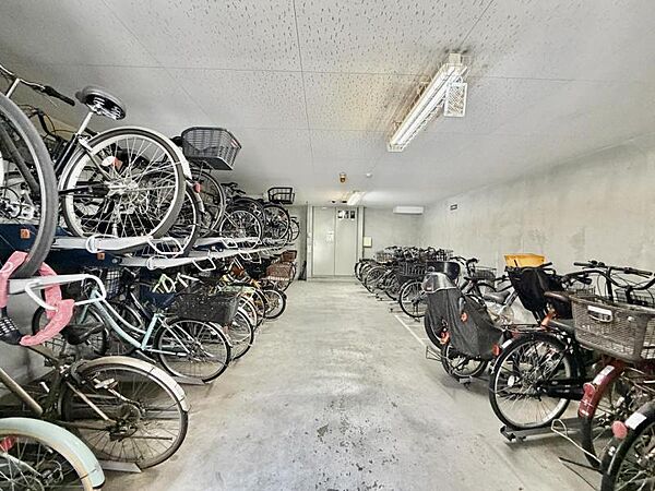 【駐輪場】屋内自転車置き場のため雨風の影響を受けにくく、保管環境も良好です。