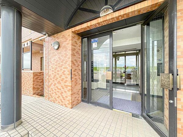 【エントランス】　しっかりと管理が行き届き開放感があり明るいマンションの顔
