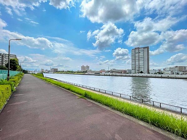 【周辺】　リバーサイドの落ち着いた住環境