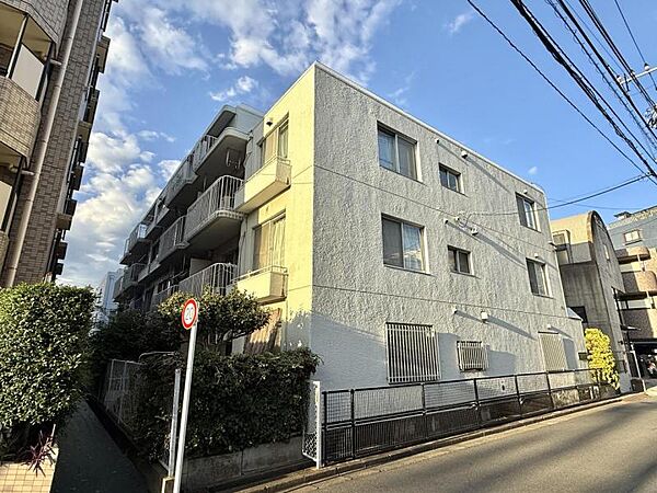 【外観】周囲の街並みと調和する落ち着いた色調。上質な日常を予感させる。