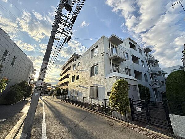 【外観】陽光をたっぷりと取り込む明るい住空間。圧迫感がなく街並みに馴染む落ち着いた佇まい。