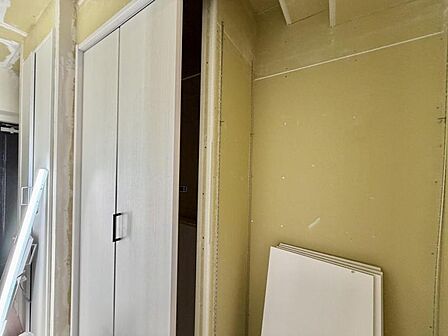 【収納】丈の長いコートやワンピースをハンガーに掛けてシワを付けずに収納できます。