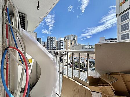 【バルコニー】心地よい風と眺望が癒しを与えてくれる時間。