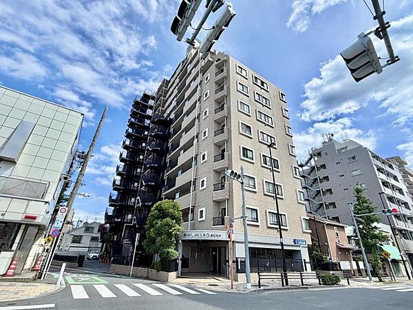 【外観】無駄な飾りを省いたからこそ際立つ、形そのものの美しさ。