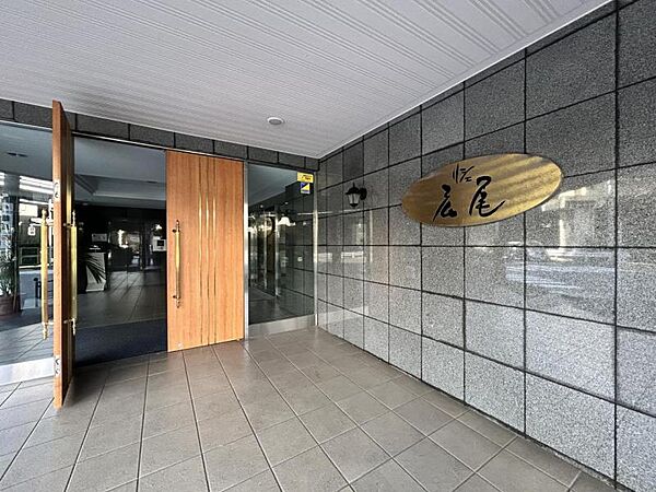 【エントランス】落ち着いた外観にマッチしたエントランス。