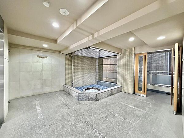 【エントランス】管理の良さが一目でわかる、清掃の行き届いた開放的なエントランス。