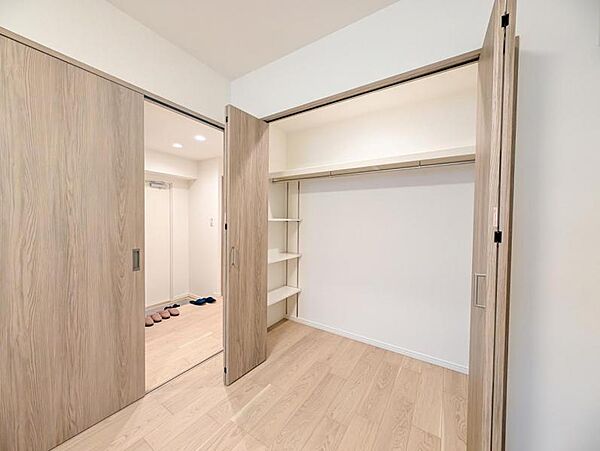 【収納】　大型のクローゼット完備。衣類だけではなく上部にバッグなどの小物、下部には季節の家電やスーツケース等スッキリと収納可能です