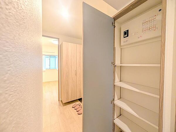 【収納】　廊下部分にも使い勝手の良い棚収納が備わり、空間をスッキリとお使いいただけます