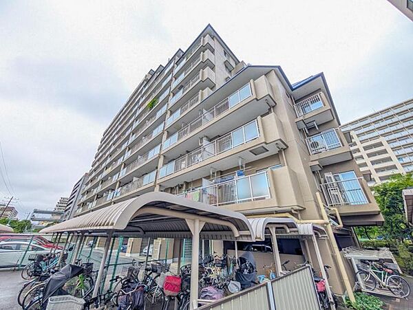 【外観】　静かな住宅街に映える、端正なマンション。暮らしの舞台にふさわしい、落ち着きと品格を備えています。