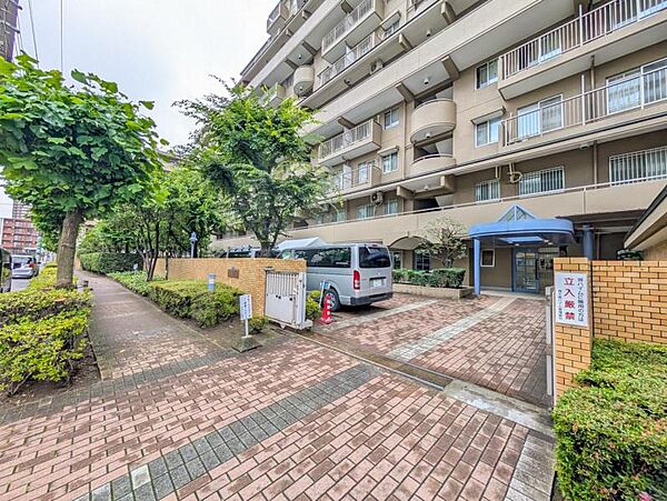【エントランス】　しっかりと管理が行き届き開放感があり明るいマンションの顔
