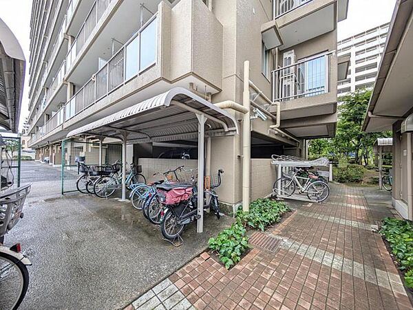 【駐輪場】　屋根付きの駐輪場は雨の日などにとても重宝します