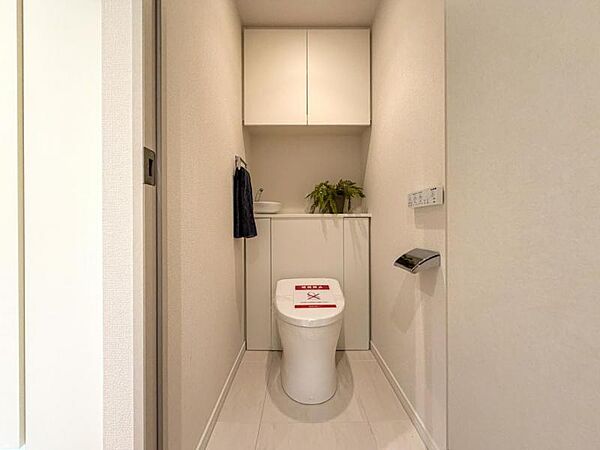 【トイレ】　小さなお子さまも使うトイレだからこそ、掃除のしやすさは大切。床材や壁の素材にも配慮され、日々のメンテナンスがぐっとラクになります。