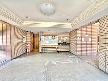 【エントランス】　管理の良さが一目でわかる、清掃の行き届いた開放的なエントランス。