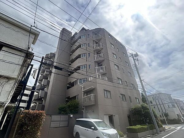 【外観】端正なフォルムが印象に残る建物デザイン。