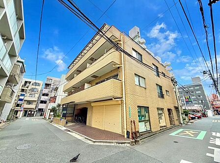 【外観】 青空に映える重厚な佇まい。都心の喧騒を忘れさせる端正な外観。