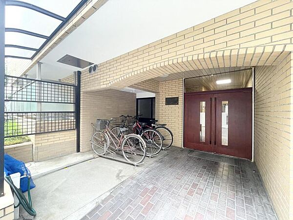 【外観】ゆとりあるフラットアプローチ。日々の歩みも優雅に迎えるエントランス。