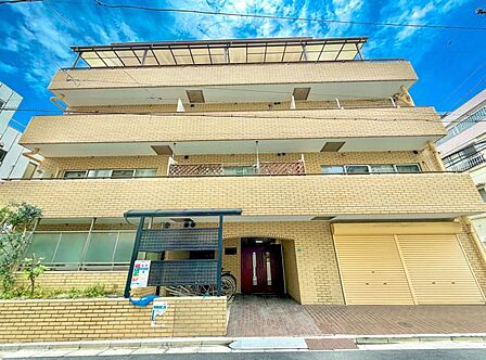 【外観】 静かな住宅街に映える、端正なマンション。暮らしの舞台にふさわしい、落ち着きと品格を備えています。